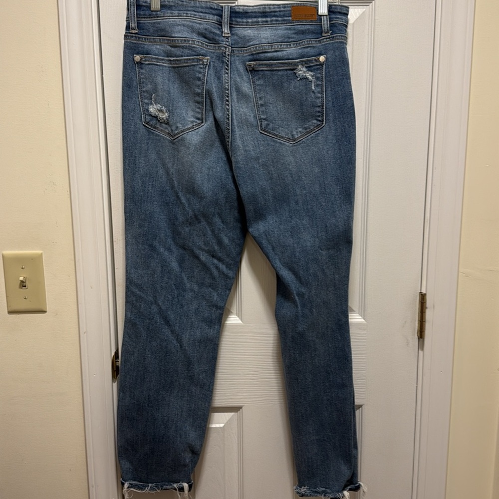 Judy Blue Boyfriend Fit Distressed 7/28. Good as new. - Picture 7 of 11